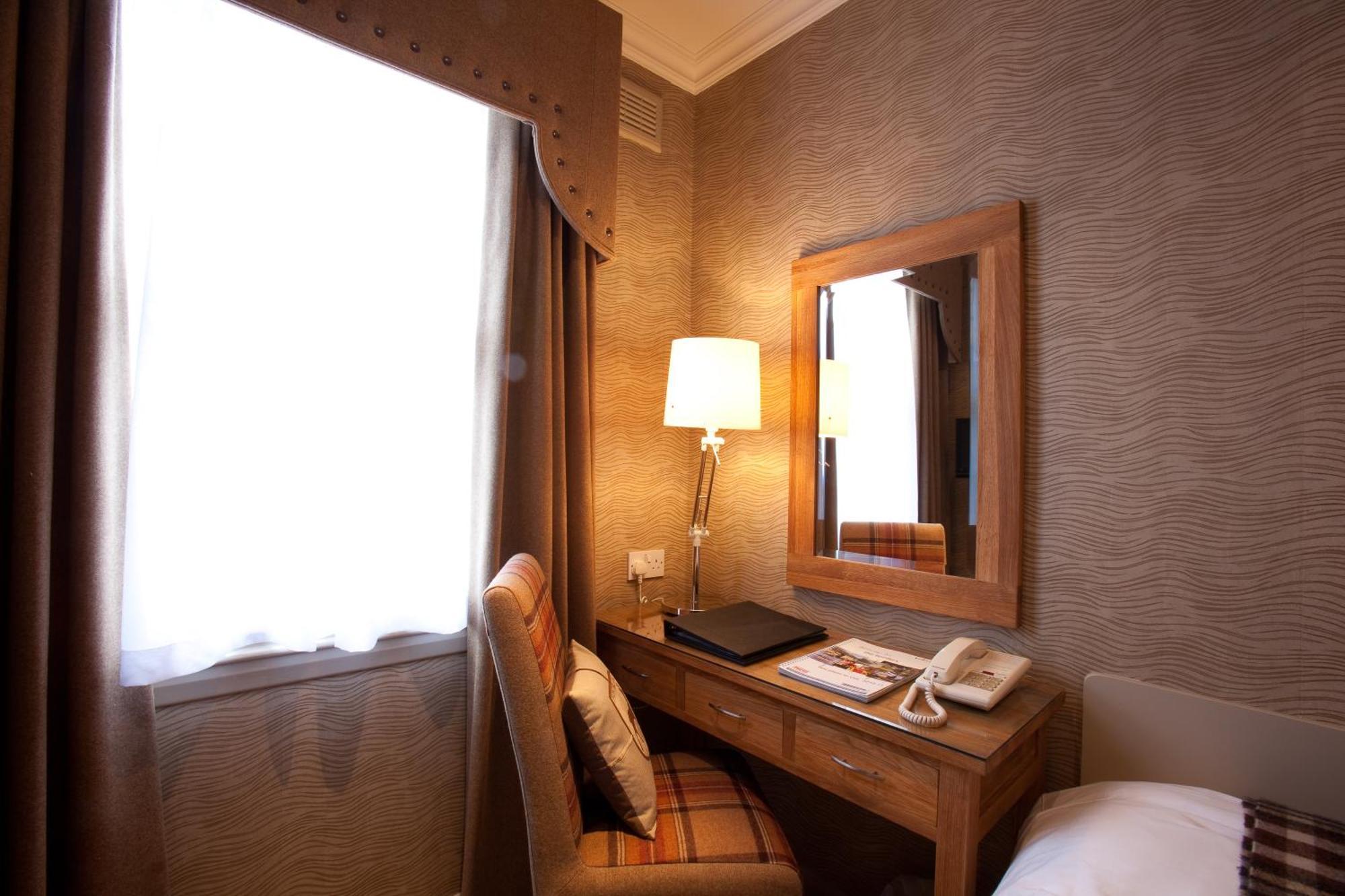 Burt'S Hotel Melrose Room photo